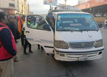 Control de la Alcaldía al servicio de transporte público en el cruce a Villa Adela. FOTO: GAMEA