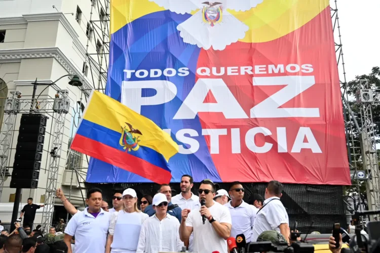 El mandatario busca aprobar la construcción de bases militares extranjeras en Ecuador/AFP