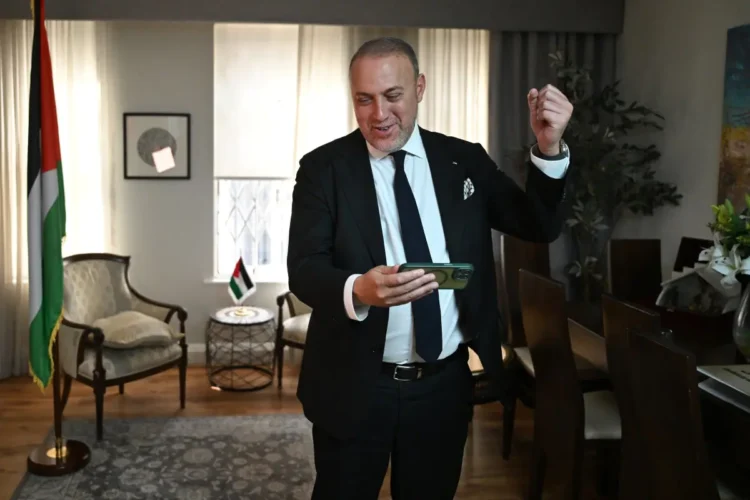 Husam Zomlot representante del Estado de Palestina en Londres celebra el reconocimiento/AFP