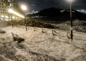 Varias zonas quedaron inundadas por olas gigantes/AFP