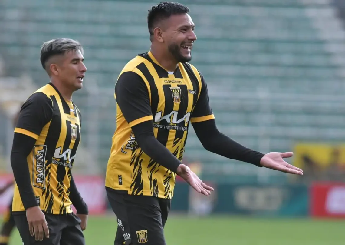 El argentino Andrés Chávez celebra uno de sus goles (APG)