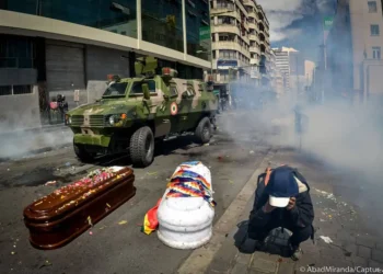 Un carro blindado avanza entre ataúdes y humo de gases lacrimógenos durante una protesta en La Paz, tras la masacre de Senkata en 2019.