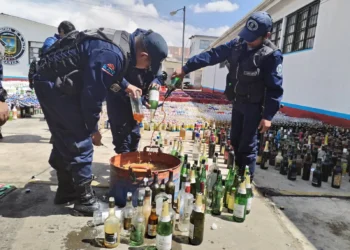 El total de bebidas fue destruido por la Alcaldía. Foto: GAMEA.