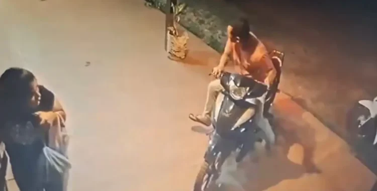 Una cámara de seguridad registró cuando la víctima llega a su casa/RRSS
