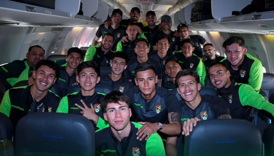 Parte de la Selección Boliviana en el chárter que los trasladó hasta Barranquilla (FBF).