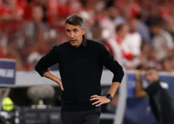Bruno Lage reacciona después de que el Benfica metiera el tercer gol en el partido de la Liga de Campeones contra el Qarabag. (FOTO: AFP)