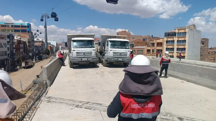Se usaron volquetas para medir la resistencia de los puentes. Foto: GAMEA.