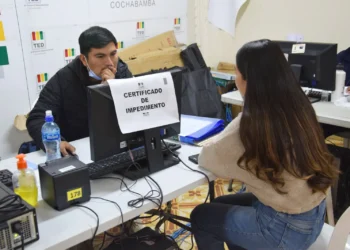 Una ciudadana realiza el trámite de exención en Cochabamba. (Foto: TED Cochabamba)