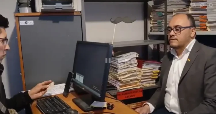 El vocal Gustavo Ávila presta su declaración informativa.
