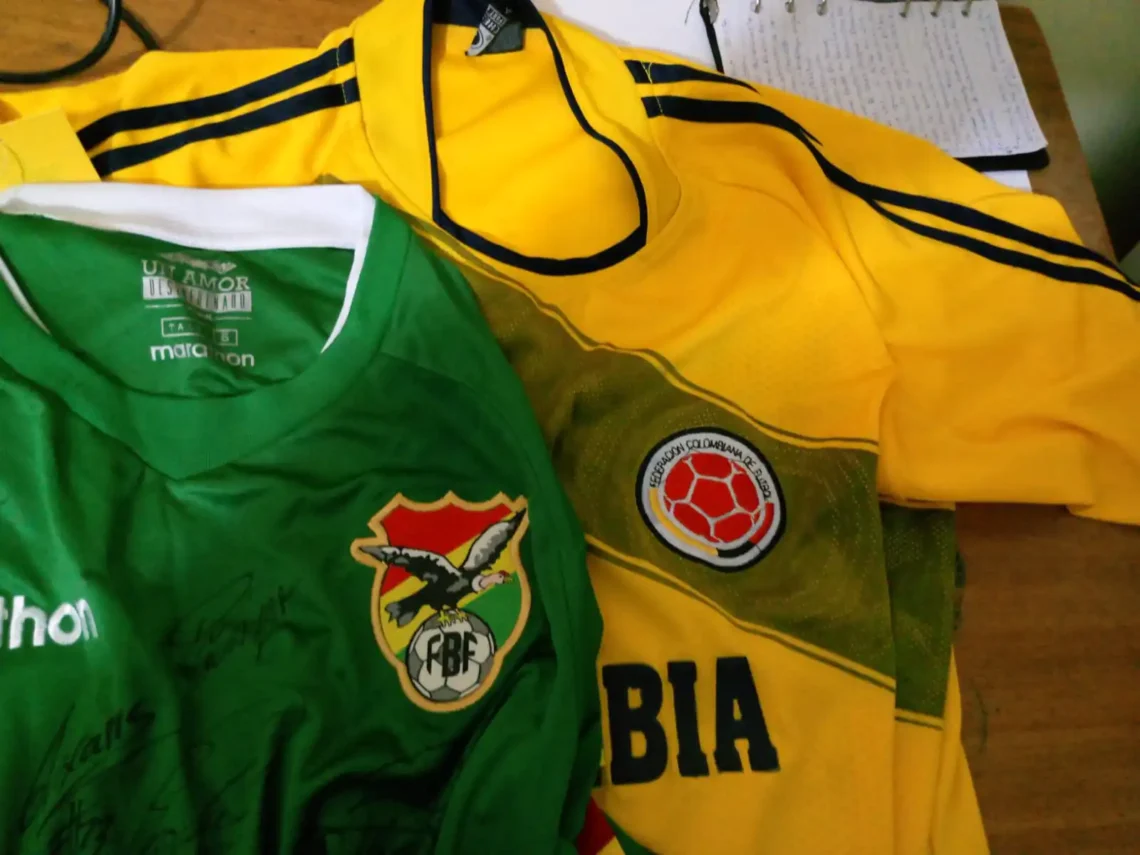 Las casacas de las selecciones de Bolivia y de  Colombia.