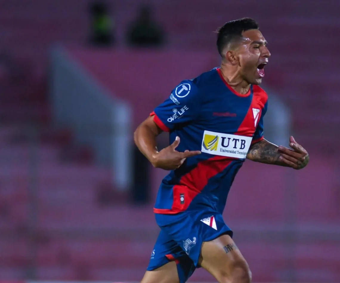 El volante Héctor Cuéllar grita el gol del empate de Always en Tarija este miércoles.