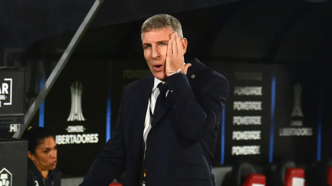 El entrenador argentino Martín Palermo gesticula en un partido de Copa Libertadores entre Olimpia y Vélez Sarsfield. (FOTO: AFP)
