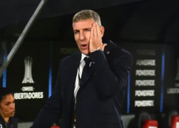 El entrenador argentino Martín Palermo gesticula en un partido de Copa Libertadores entre Olimpia y Vélez Sarsfield. (FOTO: AFP)