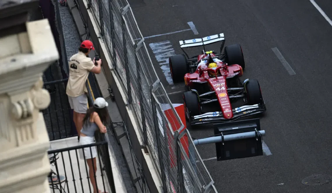 El piloto británico de Ferrari Lewis Hamilton durante los ensayos del Gran Premio de Azerbaiyán. (FOTO: AFP)