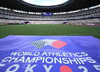 Logo del Mundial de atletismo de Tokio 2025 impreso en el colchón que se usará para el salto de altura. (FOTO: AFP)