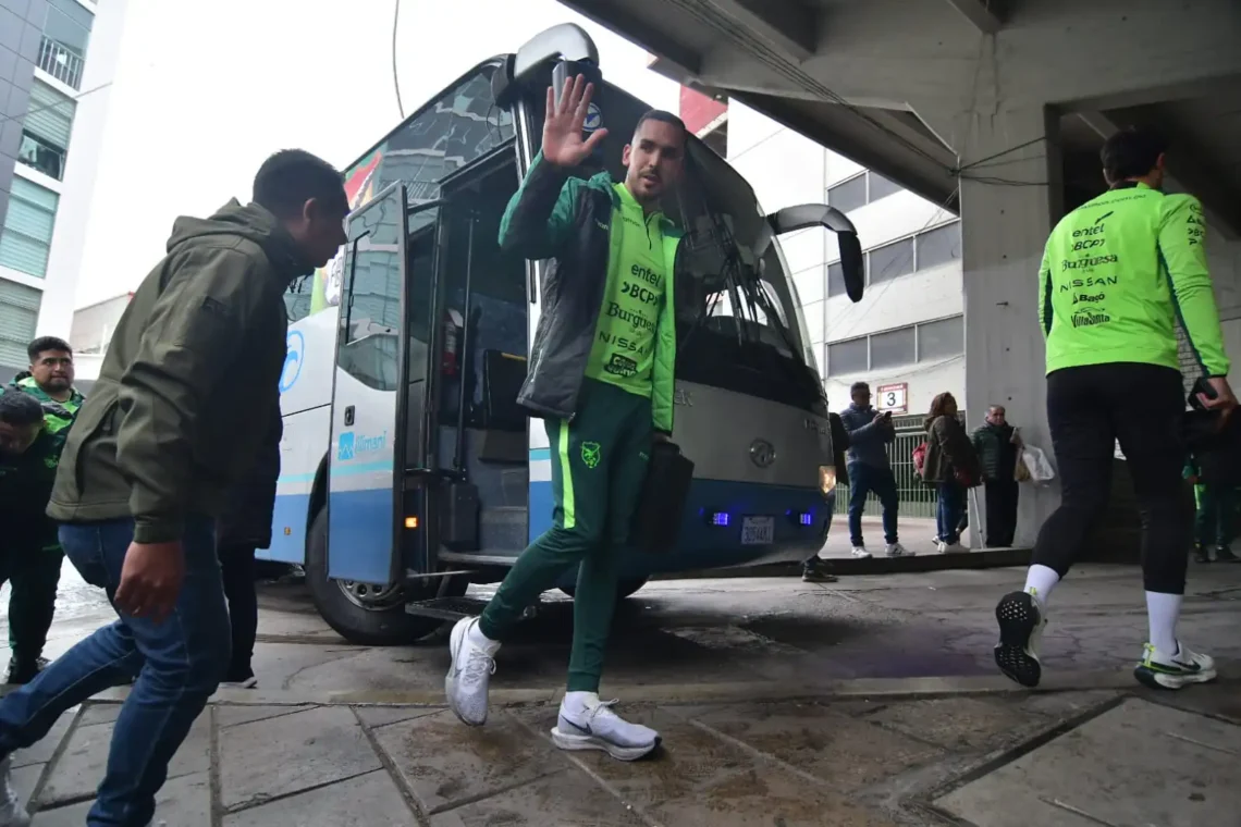 El capitán y zaguero de la Selección Boliviana, Luis Haquin, previo a una práctica de la Verde (APG).