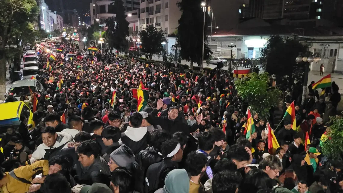 Los aficionados paceños colmaron El Prado de La Paz tras el triunfo de 1-0 sobre Brasil (R.S.)