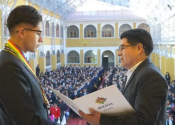 Óscar Azurduy recibió la medalla de manos del ministro de Educación. Foto: Ministerio de Educación.