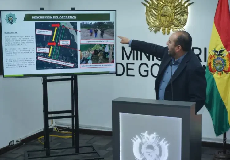 El ministro de Gobierno, ROberto Ríos, explica sobre el operativo que derivó en la aprehensión del exviceministro Felipe Cáceres.
Foto: APG