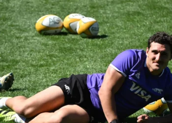 Rodrigo Isgro calienta durante un entrenamiento en Sídney. (FOTO: AFP)