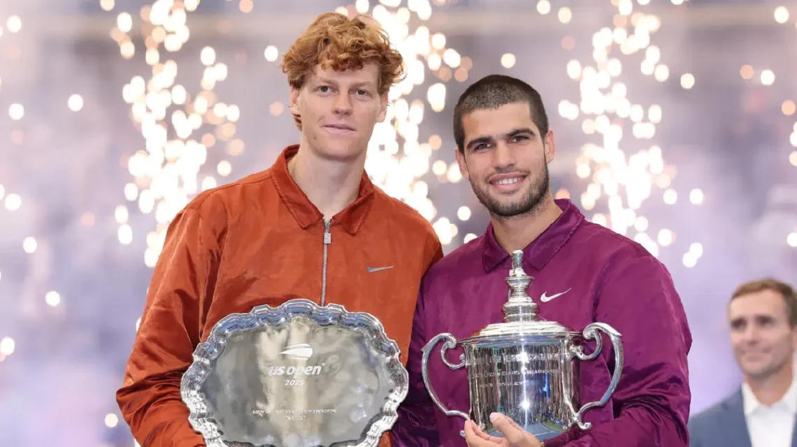 Carlos Alcaraz (derecha) y Jannik Sinner (izquierda) con los trofeos del US Open. (FOTO: AFP)