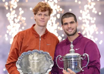 Carlos Alcaraz (derecha) y Jannik Sinner (izquierda) con los trofeos del US Open. (FOTO: AFP)