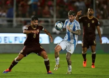Tomás Rincón disputa el balón con Rodrigo De Paul en el partido entre Venezuela y Argentina. (FOTO: AFP)