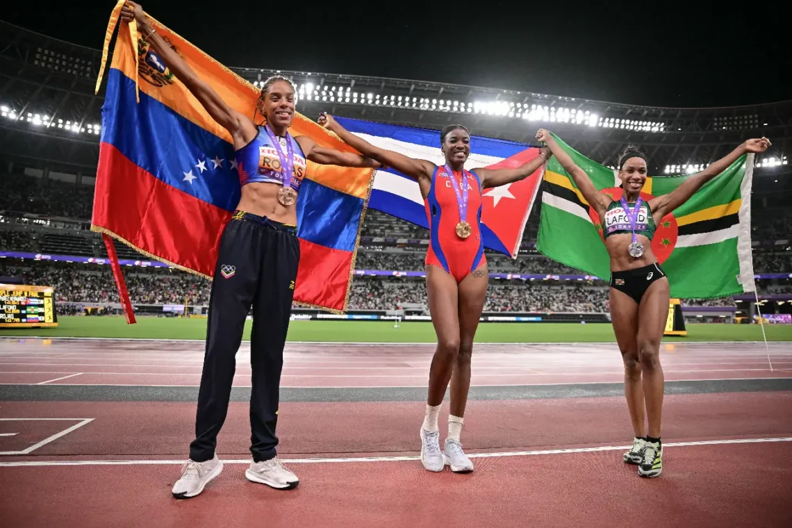 El podio de salto triple en el mundial de atletismo en la capital nipona (AFP).