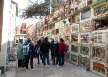 Familiares de fallecidos durante el COVID-19 reclaman por equivocación en entierros. FOTO: GAMLP