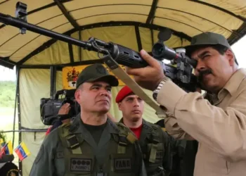 Nicolás Maduro junto a sus fuerzas militares. Foto: Archivo AFP