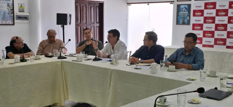 Rodrigo Paz Pereira y su equipo en instalaciones de Anapo. Foto: Anapo.