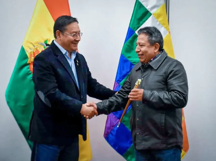 Luis Arce entrega el bastón de mando a Choquehuanca. Foto: Lucho Arce.