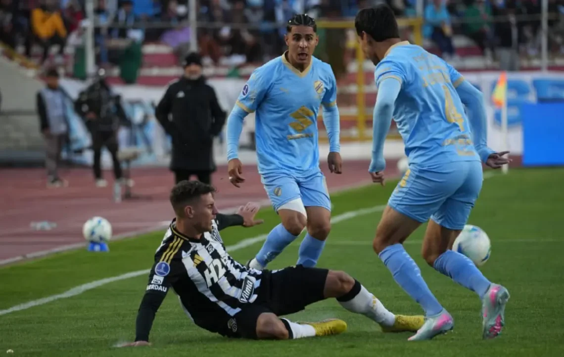 Jugadores de Bolívar y Atlético Mineiro en el estadio Hernando Siles. (FOTO: APG)