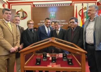 Autoridades de Tarija y del BCB presentan la moneda. Foto: BCB.