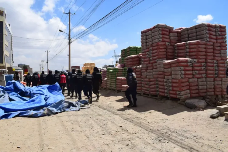Las vías obstruidas por mercadería en el cruce a Ventilla. FOTO: GAMEA