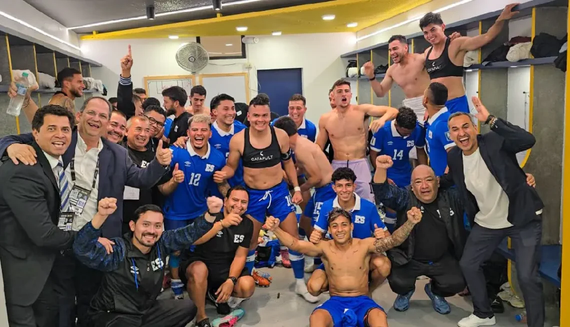 Festejo de El Salvador en camerinos. (FOTO: El Salvador)