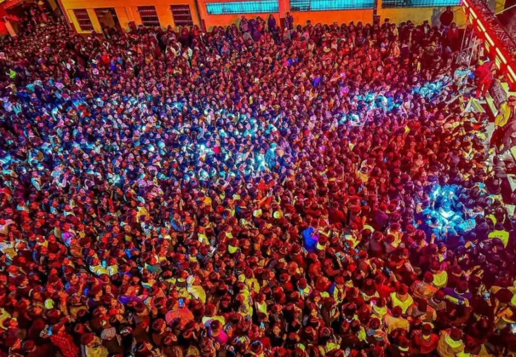 Había una gran aglomeraeción de estudiantes en la fiesta. Foto: Bolivia Nueva Digital.