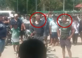 Los dos hombres fueron llevados a la plaza del pueblo/Captura de video