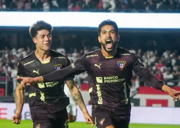 Jeison Medina y Gabriel Villamil celebran el único gol del partido. (FOTO: Liga Deportiva Universitaria)