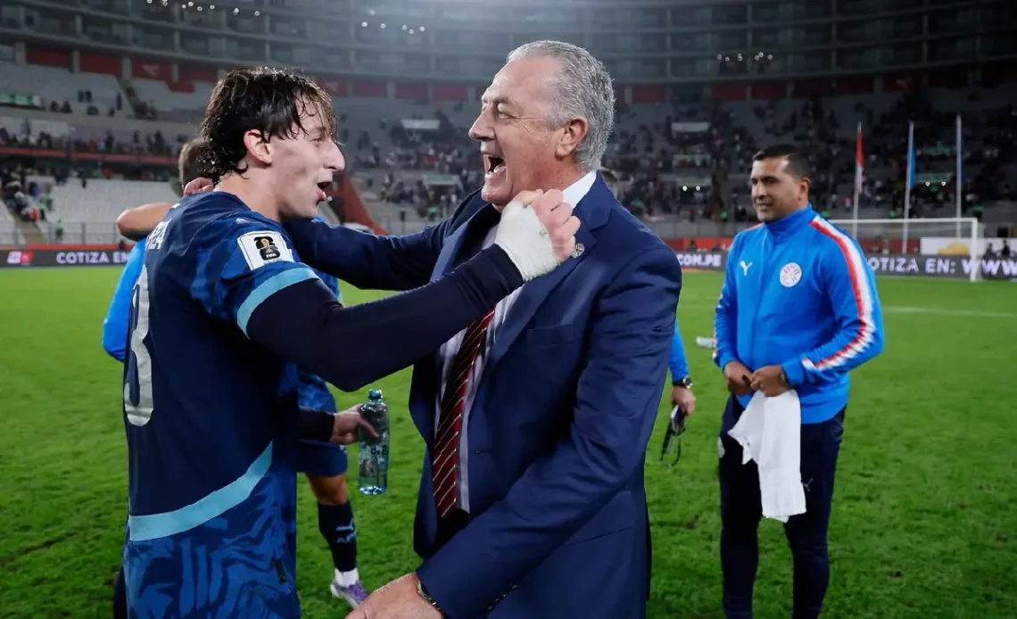 Gustavo Alfaro, DT de Paraguay, celebrando el cierre de una buena campaña en las eliminatorias sudamericanas. (FOTO: Selección Paraguaya de Fútbol)