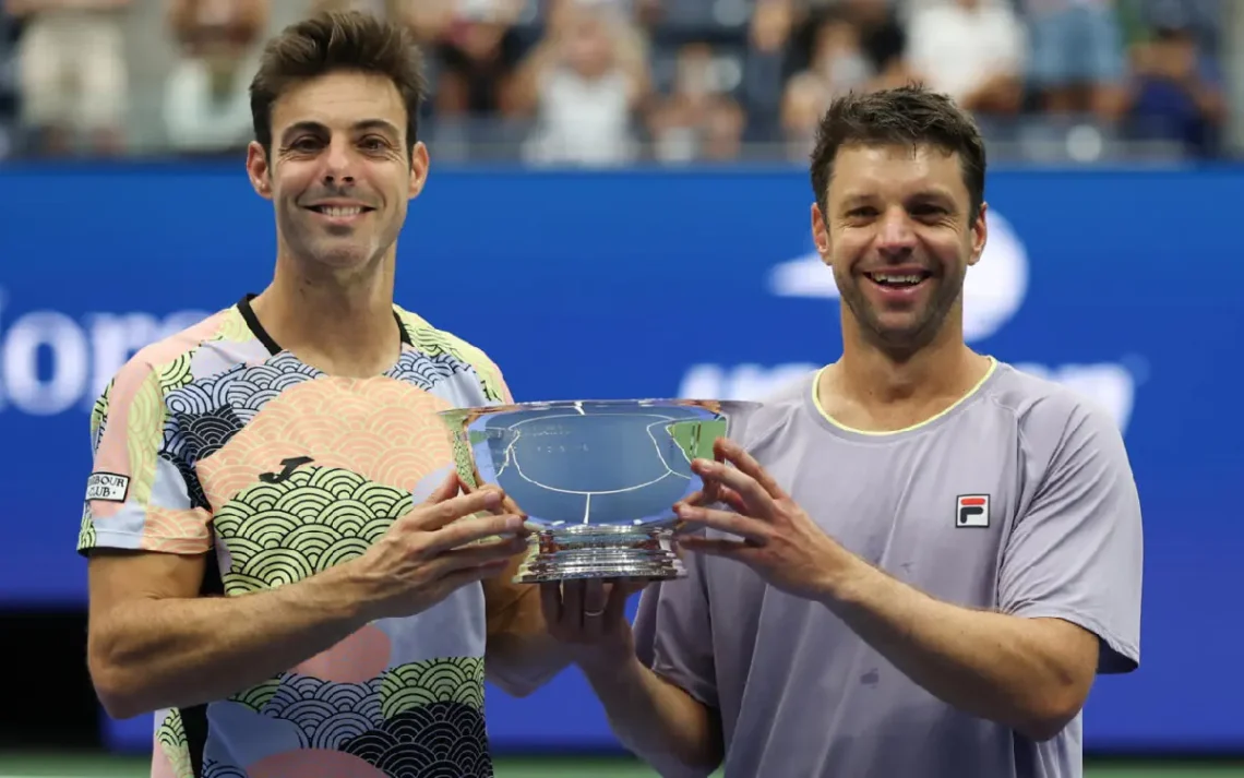 Marcel Granollers y el argentino Horacio Zeballos posan con el trofeo de campeones en dobles del US Open. (FOTO: AFP)