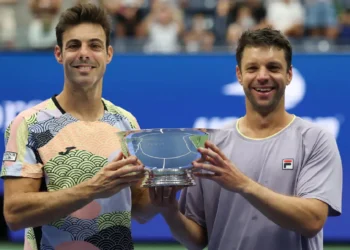 Marcel Granollers y el argentino Horacio Zeballos posan con el trofeo de campeones en dobles del US Open. (FOTO: AFP)