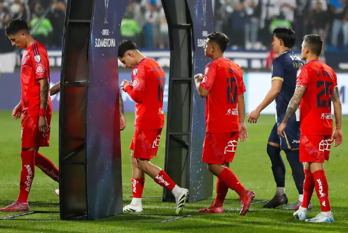 Jugadores de Univeritario de Chile en el inicio del partido por Copa Sudmericana. (FOTO:Club Universidad de Chile)
