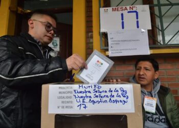 Un ciudadano ejerce su derecho al voto, en una mesa de votación de La Paz.