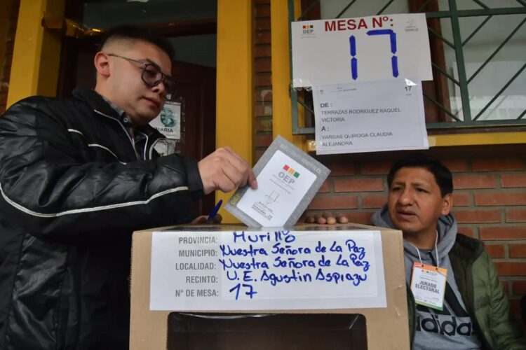 Un ciudadano ejerce su derecho al voto, en una mesa de votación de La Paz.