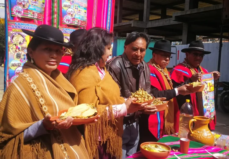 Comunarios de Huatajata invitan a la feria del pescado. FOTO: GAMEA