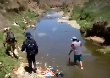 Familiares y la Policía realizaron la búsqueda en un río en Viacha/ Captura de pantalla