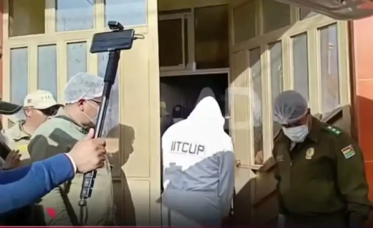 Personal de la División Homicidios de la Policía realiza el levantamiento del cuerpo. FOTO: Captura Bolivisión
