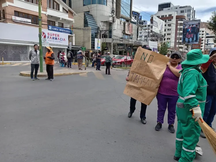 Vecinos, comerciantes y cuidadores de autos de la zona San Miguel de La Paz bloquean calles en contra del parqueo tarifado. FOTO: La Razón