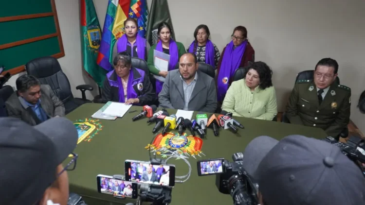 Conferencia de prensa del ministro de Gobierno , Roberto Ríos, junto a mujeres de Cemuoe. FOTO: Ministerio de Gobierno